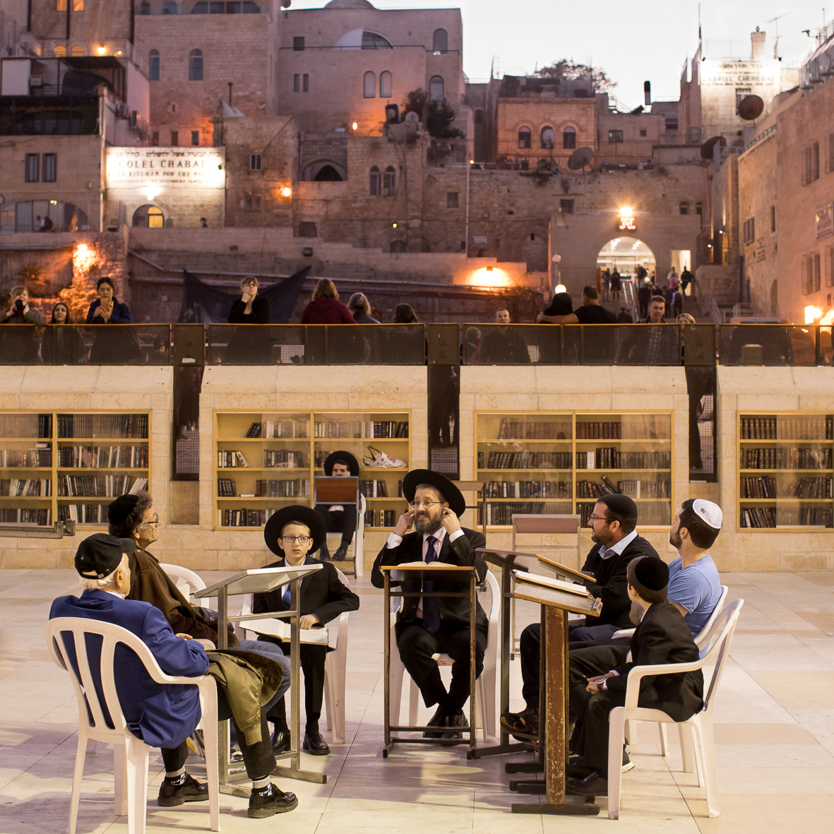 Ein Rabbi lehrt an der Klagemauer 1