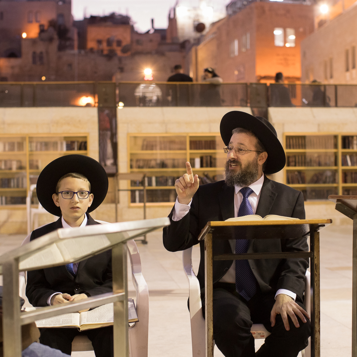 Ein Rabbi lehrt an der Klagemauer 2